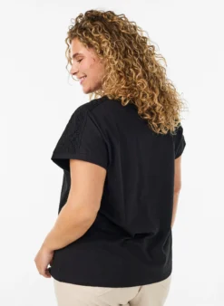 T-Shirt aus Baumwolle mit Häkeldetail