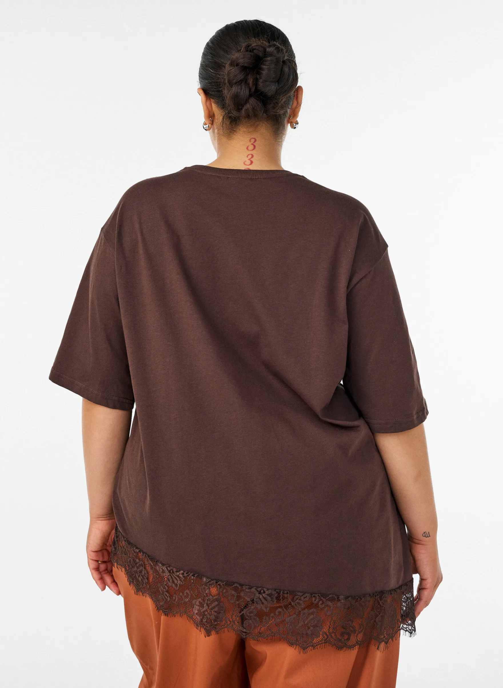 T-Shirt mit asymmetrischem Spitzensaum