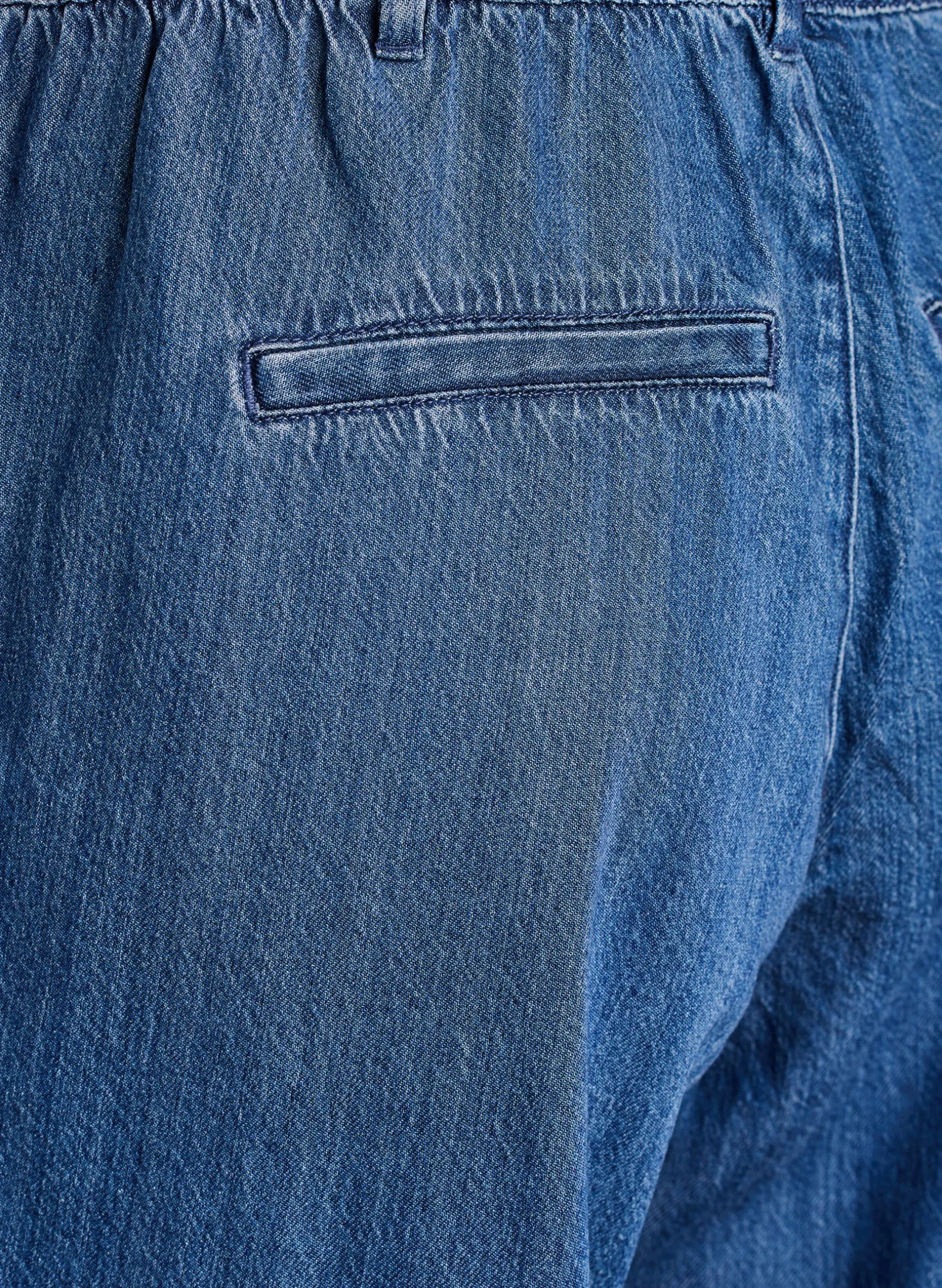 Weite Jeans mit elastischem Bund