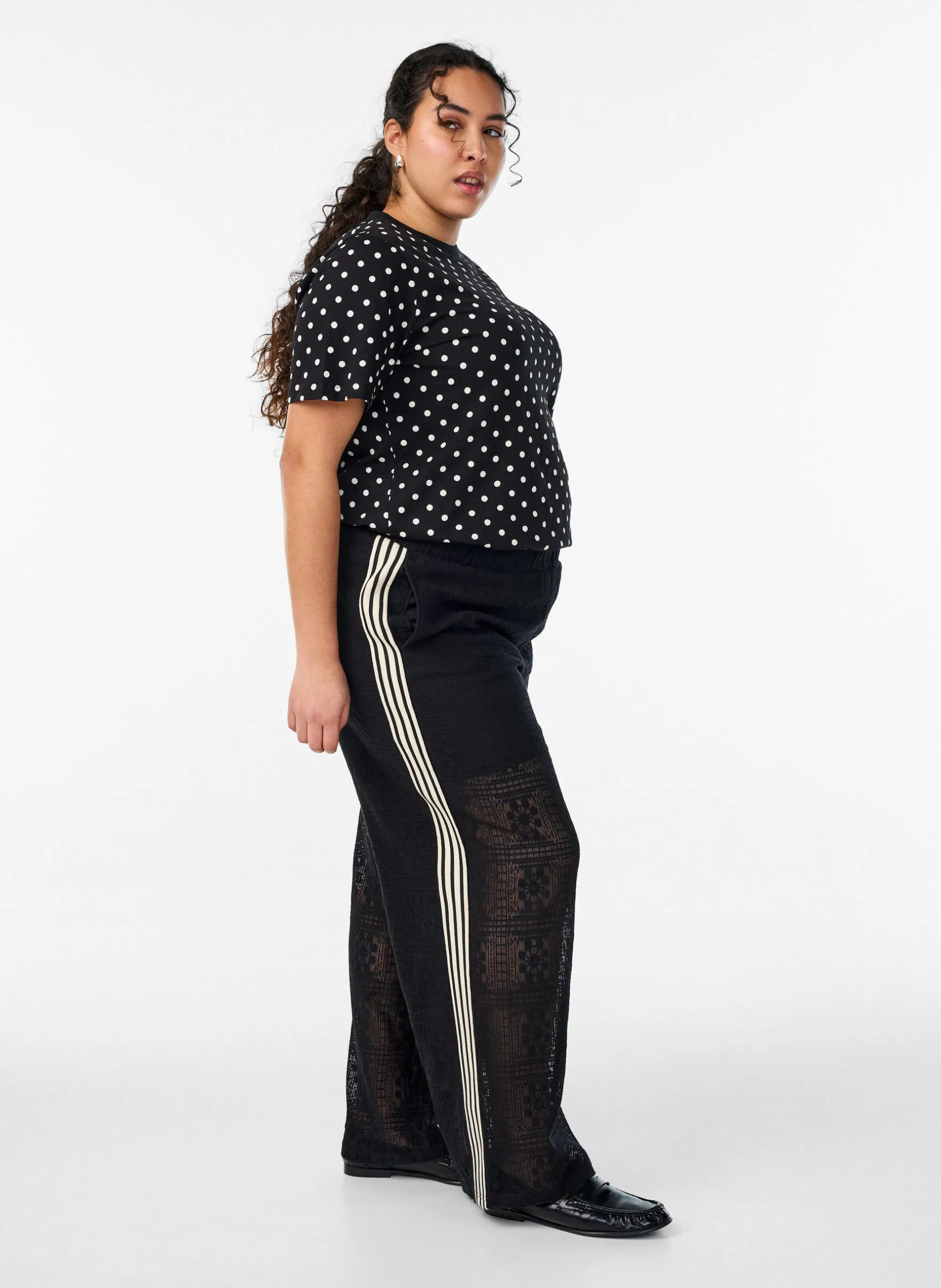 Weite Spitzenhose mit Kontraststreifen