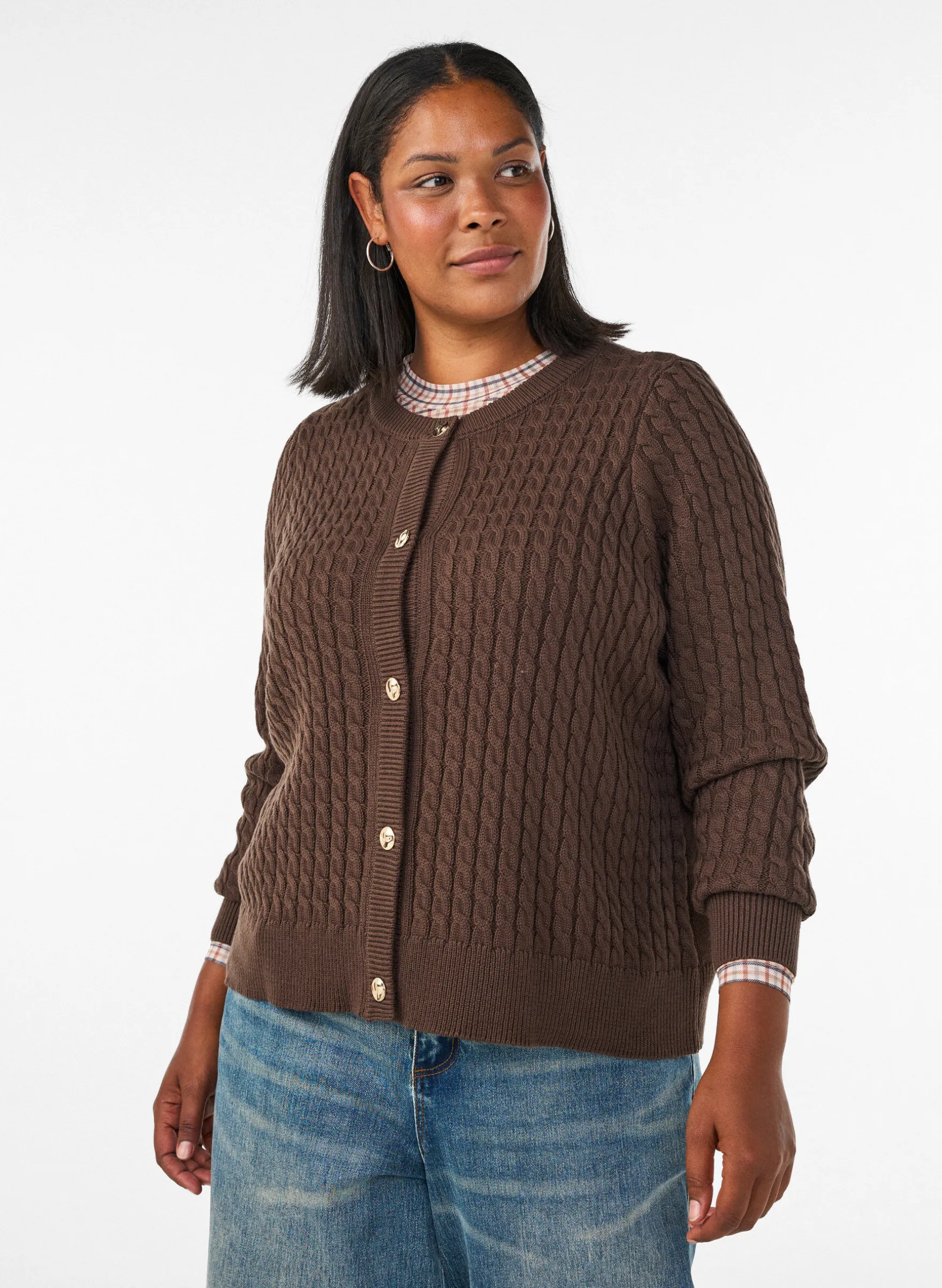 Zopfmuster-Strickjacke mit goldenen Knöpfen
