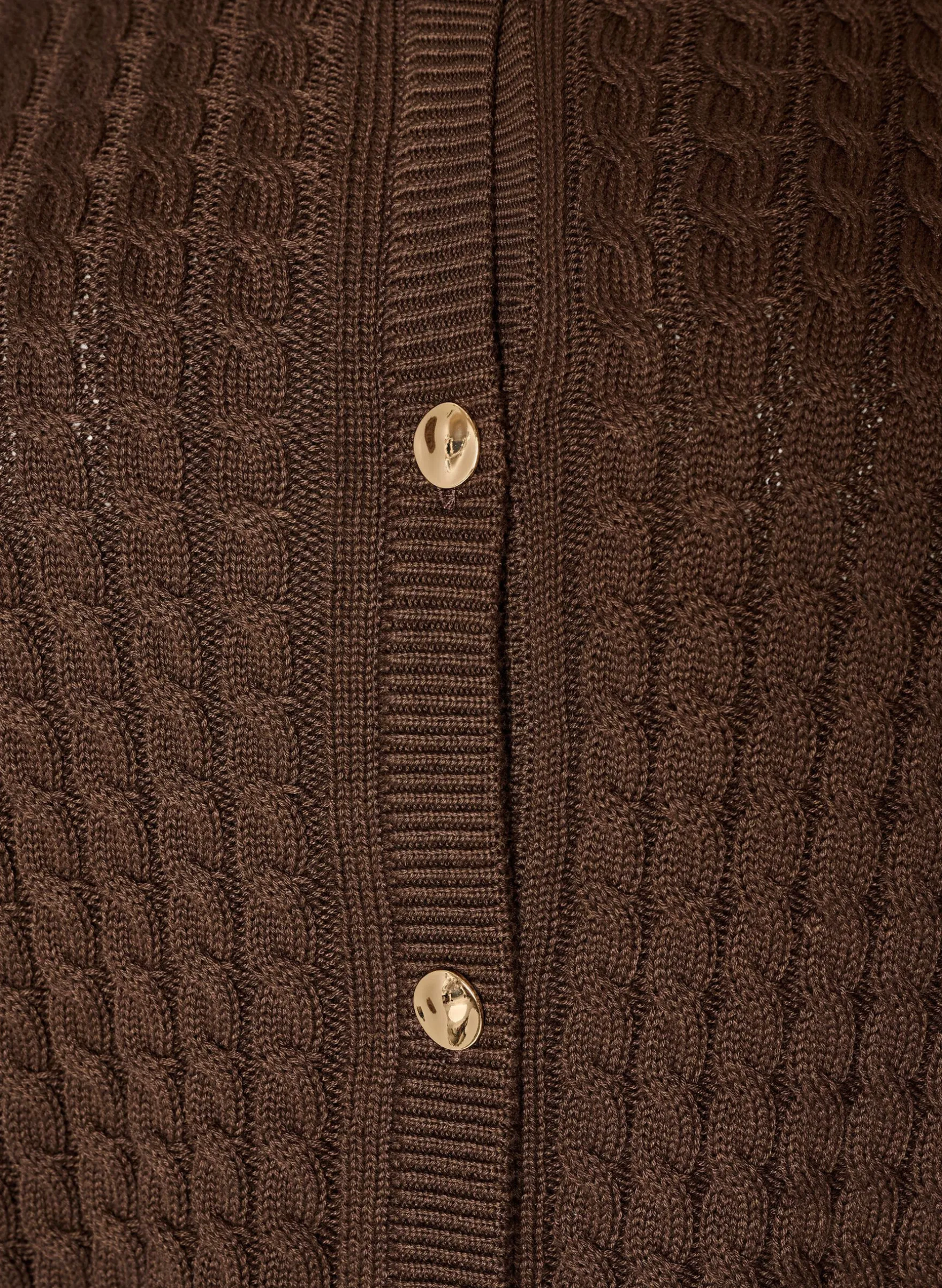 Zopfmuster-Strickjacke mit goldenen Knöpfen